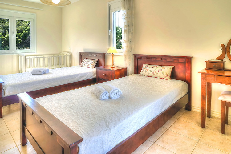 Villa Elessa - Bedroom with two single beds and baby cot