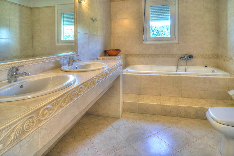 Villa Elessa - Bathroom with bath tub